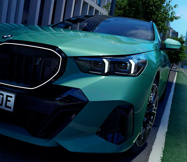 Grøn bil med sorte hjul