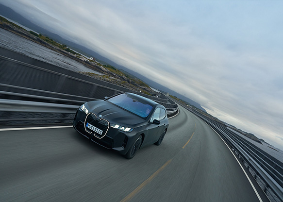 Grøn bil med sorte hjul