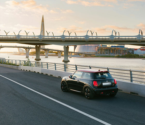 Over snuden af rød bil.