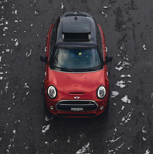 rød og blå bil front og bag.