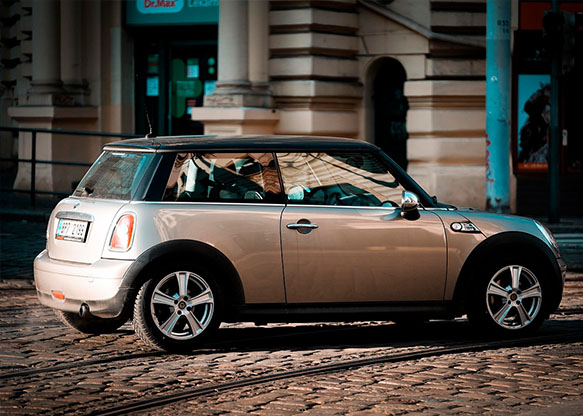 Rød bil i bevægelse.