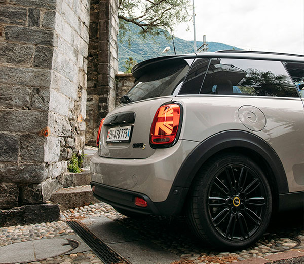 Over snuden af rød bil.