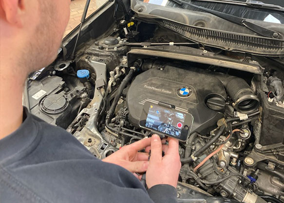 Grøn bil med sorte hjul