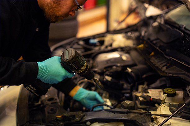 Blå bil i bevægelse fra normalt perspektiv.