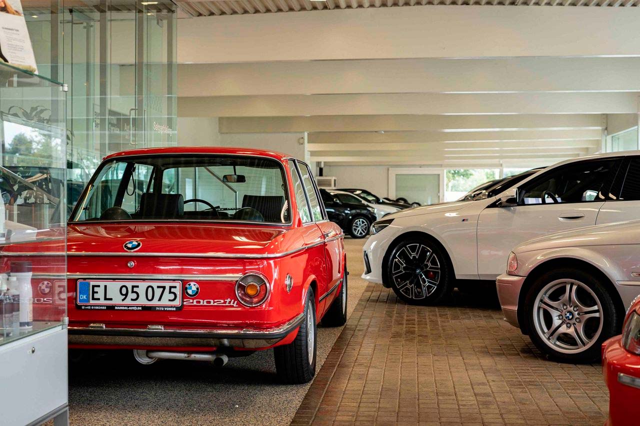 Blå bil i bevægelse fra normalt perspektiv.