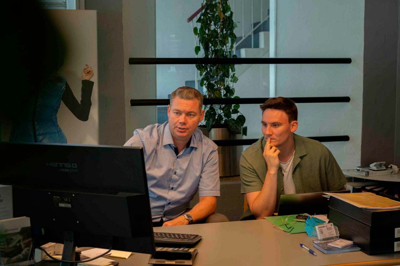 Blå bil i bevægelse fra normalt perspektiv.