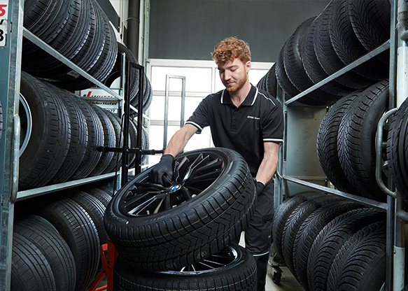 Grøn bil med sorte hjul